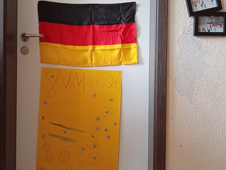 Deutschlandfahne und selbstgemalter WM Pookal